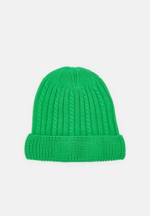 Gorro de malha verde com textura canelada e punho virado, apresentando um acabamento suave e linhas verticais por toda a parte.
