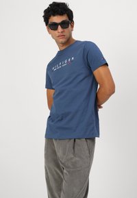 Tommy Hilfiger NEW YORK TEE - Triko s potiskem - aegean sea