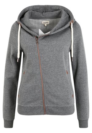 Grå zip-opp hettegenser laget av mykt materiale med fleecefôr, med hette, snorer og brune detaljer på lommene.