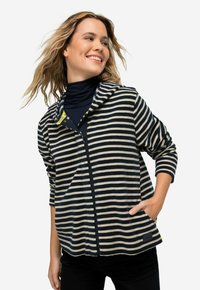 Veste en polaire rayée bleu marine et crème, dotée d'une capuche, d'une fermeture éclair intégrale et de poches avant. Texture douce avec une coupe décontractée et confortable.