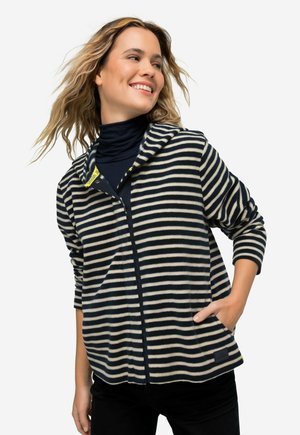 Veste en polaire rayée bleu marine et crème, dotée d'une capuche, d'une fermeture éclair intégrale et de poches avant. Texture douce avec une coupe décontractée et confortable.