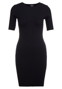 Abito in maglia a coste nera con maniche corte, silhouette aderente e dettagli testurizzati sul busto. Lo scollo arrotondato completa il design.