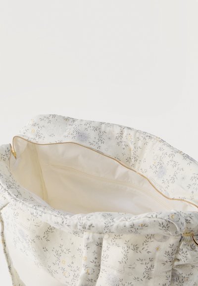 Torba iz mehke tkanine z nežnimi cvetličnimi in nebesnimi motivi, z odprtim vrhom in notranjim žepom z zadrgo z zlato zadrgo.