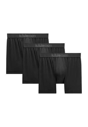 Trzy czarne bokserki siateczkowe Lululemon z logo na gumce, ułożone obok siebie na białym tle.