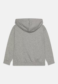 Felpa con cappuccio grigia realizzata in un morbido tessuto testurizzato. Presenta maniche lunghe e orlo a coste, con un design semplice e privo di decorazioni.