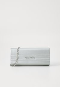 Silberne rechteckige Clutch aus strukturiertem Material, mit einer Kettenriemen und geprägtem "VALENTINO"-Logo sowie horizontalen Nahtdetails.