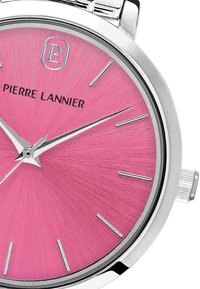Reloj de pulsera para hombres con una esfera de sol rosa, índices plateados y una caja y pulsera de acero inoxidable pulido en plata. Nombre de la marca mostrado de manera prominente.