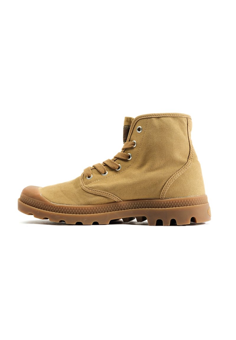Bottines en toile beige avec bout rond, semelle en caoutchouc et œillets en métal. Caractéristiques : tige texturée et cheville rembourrée pour un soutien optimal.