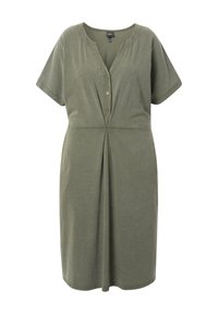 Robe vert olive arrivant aux genoux avec manches courtes, col en V, boutons sur le devant et détail plissé sous la taille.