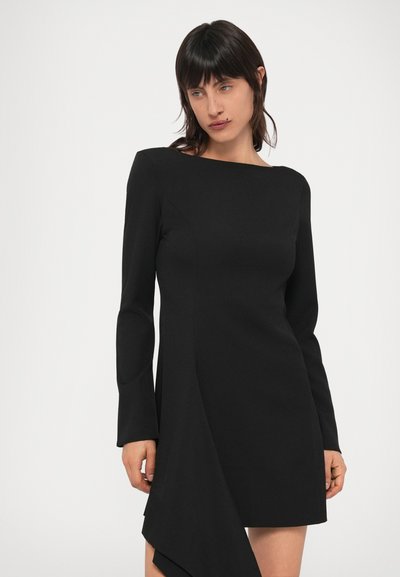 Čierne dlhé šaty s lodičkovým výstrihom a asymetrickým lemom. Vyrobené z hladkej látky, s priliehavým strihom a rozšírenými rukávmi.