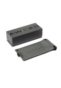 Pouzdro na sluneční brýle Hawkers v tmavě šedé látce s jemnou texturou, s uzávěrem na stahovací šňůrku a vyraženým logem. Doprovázeno černou krabičkou se zlatým písmem.