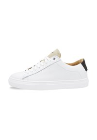 Witte leren sneakers met een textuurafwerking, vlakke witte rubberen zolen en een contrasterende zwarte hieltab. Voorzien van witte veters en een beige interieur.