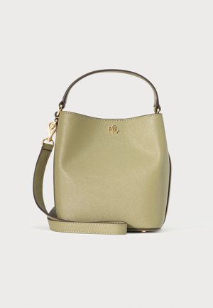 Sac seau en cuir vert olive avec poignée courte et bandoulière détachable, avec petit logo doré « RL » à l'avant.