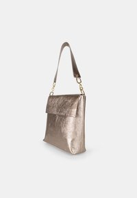 Borsa in bronzo metallico con design piatto, tracolla removibile e chiusura a patta. Texture liscia senza motivi o accenti visibili.