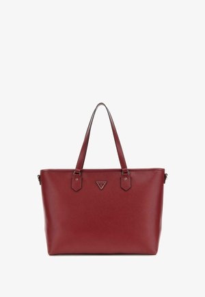 Sac fourre-tout synthétique rouge avec deux poignées supérieures, une forme rectangulaire structurée et une plaque logo sur le devant. Surface texturée avec des accents.