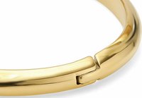Bracelet en bangle plaqué or avec une surface lisse et brillante, doté d'une fermeture à charnière et d'un design arrondi sans soudure.