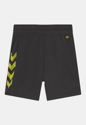 Zwarte shorts met een gladde textuur, voorzien van een gedurfde limoen groene chevronpatroon aan de linkerkant en een klein logo op de achterste tailleband.