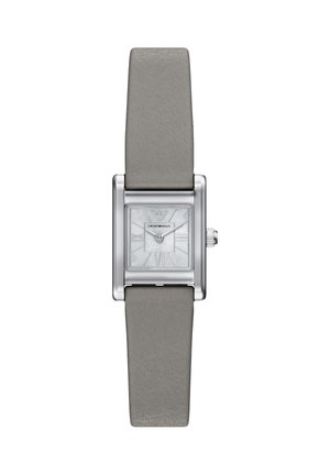 Rechthoekig horloge met een zilverkleurige metalen kast, grijze leren band en een gestructureerde witte wijzerplaat met Romeinse cijfers en een kleine subwijzerplaat.