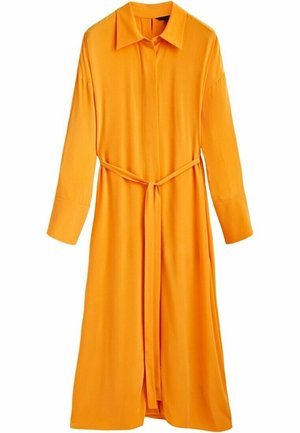 Pomarańczowa sukienka z długim rękawem, wykonana z gładkiego materiału. Posiada kołnierzyk, zapięcie na guziki oraz przewiązywany pasek w talii. Długość do kolan.
