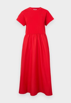 Κόκκινο βαμβακερό φόρεμα T-shirt με στρογγυλή λαιμόκοψη, κοντά μανίκια και ελαστική μέση που ανοίγει σε φουσκωτή φούστα.