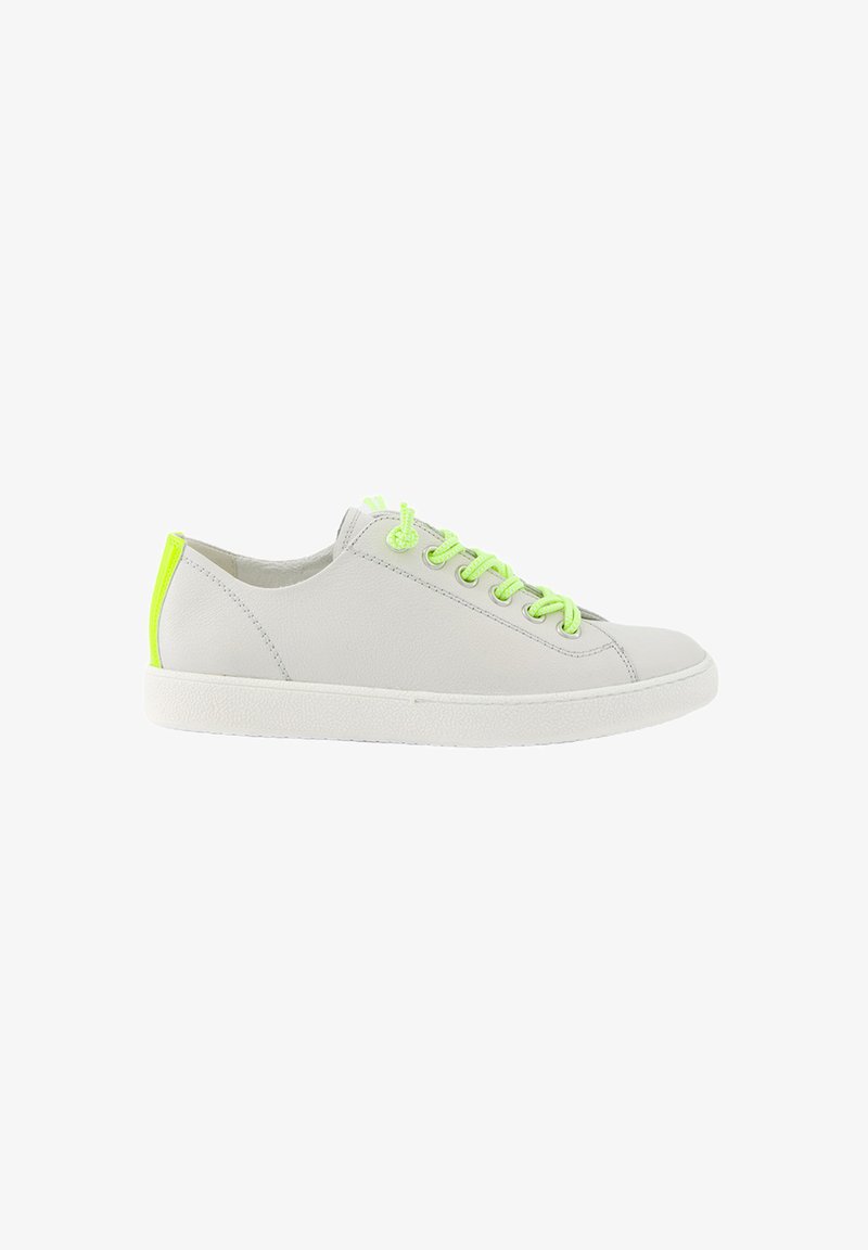 Graue Ledersneaker mit neongrünen Schnürsenkeln und Akzenten an der Ferse. Verfügt über eine weiße Gummisohle und genähte Details entlang der Seiten.