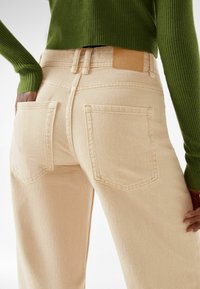 Bershka Flared-farkut - camel