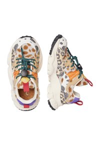 Masywne sneakersy z mieszanymi wzorami zwierzęcymi, zielone elastyczne sznurówki z zapięciem, pomarańczowe detale w postaci paska, czerwone uchwyty i białe teksturowane podeszwy.