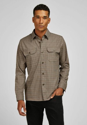 Karierte Button-Down-Bluse in Braun und Creme. Verfügt über zwei Brusttaschen, einen Kragen und lange Ärmel. Hergestellt aus strukturiertem Material.
