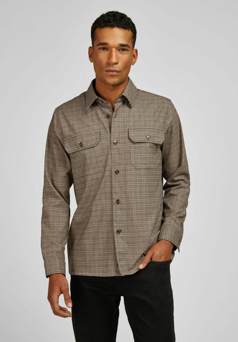 Geruit button-up overhemd in bruin en crème. Bevat twee borstzakken, een kraag en lange mouwen. Gemaakt van textielmateriaal.