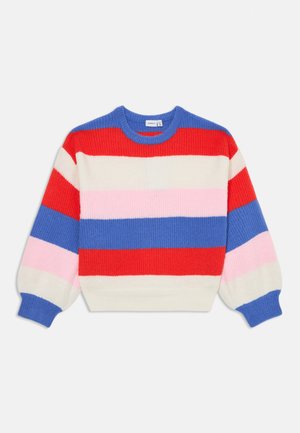Strikkegenser med horisontale striper i rød, blå, rosa og krem. Ribbestrikket tekstur, rund hals og ballongsler. 