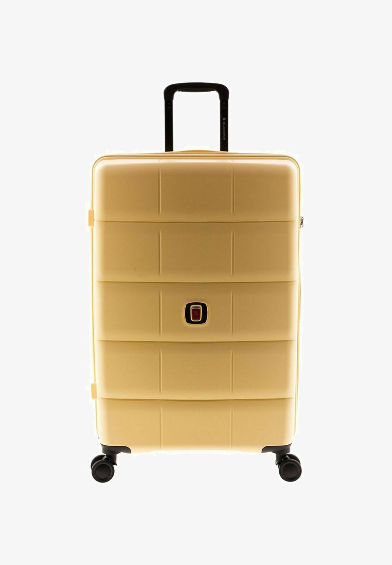 Maleta rígida amarilla con un diseño texturizado, dos ruedas negras, un asa retráctil negra y un emblema de la marca centrado.