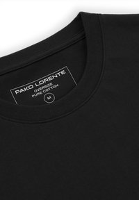 Czarny, o oversize'owym kroju, wykonany z czystej bawełny t-shirt, z dekoltem i wszywką z logo marki Pako Lorente oraz rozmiarem medium.
