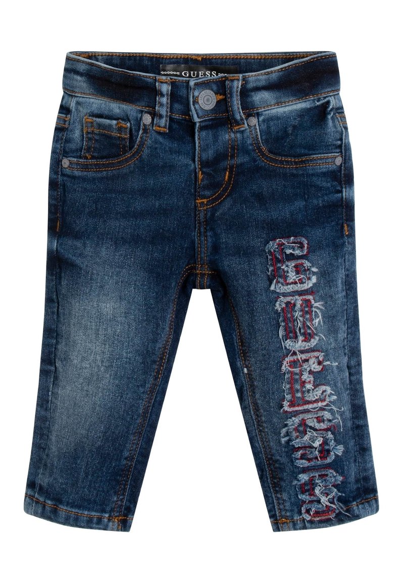 Vaqueros de mezclilla en azul oscuro con un acabado desgastado y letras bordadas en rojo en la pierna izquierda. Presentan un diseño clásico de cinco bolsillos.