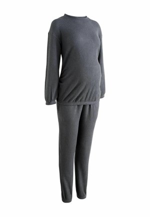 Grå ribbade loungekläder som inkluderar en långärmad topp med rund halsringning och matchande byxor med elastiska ärmslut för en avslappnad passform.