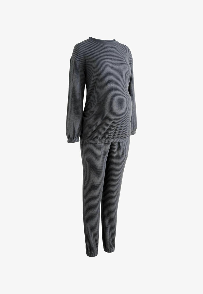Grijs geribbeld loungewear-set met een langoud top met een ronde halslijn en bijpassende broek met elastische manchetten voor een ontspannen pasvorm.