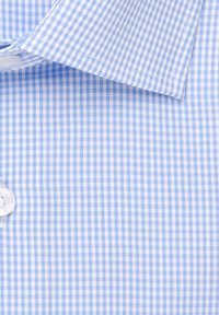 Lichtblauwe en witte ruitjesstof met een gladde textuur, voorzien van een standaardkraag en een witte knoopdetails.