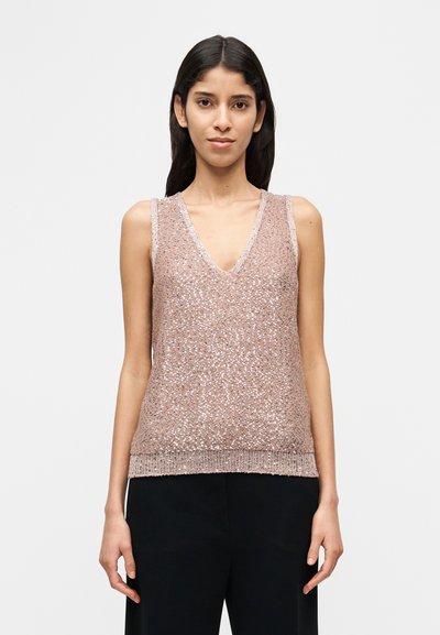 Top sans manches à col en V de couleur rose clair avec une texture à paillettes et un ourlet côtelé. Caractéristiques d'une coupe décontractée et fentes latérales pour faciliter les mouvements.