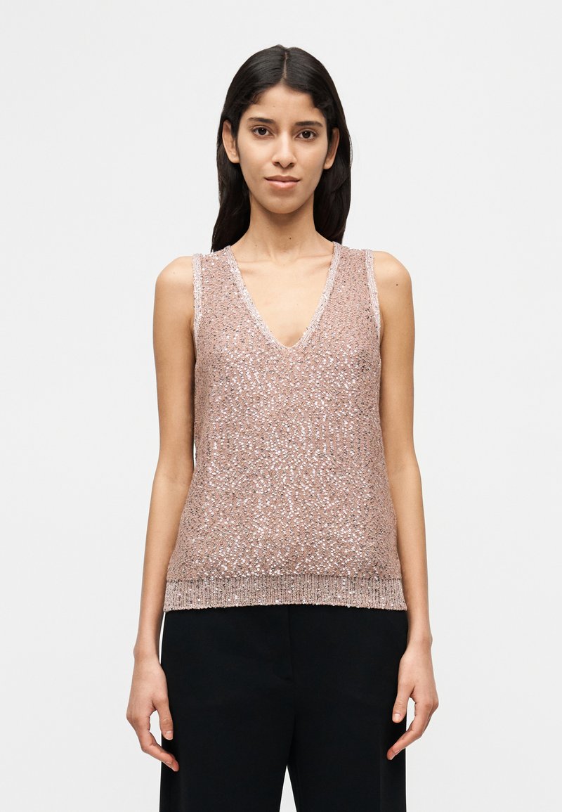 Αμάνικη μπλούζα με V λαιμόκοψη σε α νοιχτό ροζ, με παγιετένια υφή και ριμπ τελείωμα. Διαθέτει άνετη εφαρμογή και πλευρικές ανοίγματα για ελευθερία κινήσεων.