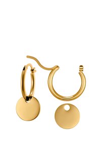 Runde goldene Creolen mit einer glatten, glänzenden Oberfläche, die einen Scheibenanhänger mit einem Loch aufweisen. Das Set enthält zwei unterschiedliche Designs.