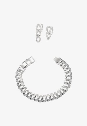 Srebrna bransoletka z łańcuszkiem, z polerowanymi ogniwami z połyskującymi akcentami; w zestawie ze srebrnymi kolczykami w kształcie węzła.