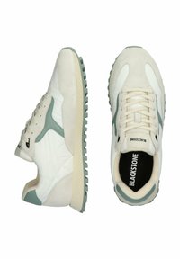 Witte en lichtgrijze sneakers met een textuur van suède, met een mintgroene accent en een duurzame rubberen zool. Merkopdruk op de tong.