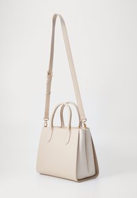 Borsa beige con un design strutturato, materiale in ecopelle, doppi manici superiori e una tracolla regolabile. Dettagli in metallo color oro.