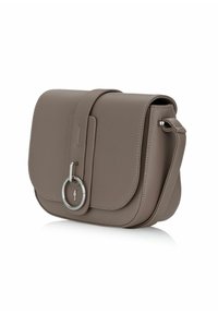 Średniej wielkości torba crossbody w kolorze taupe z klapką, metalowymi akcentami i okrągłym pierścieniem z przodu.