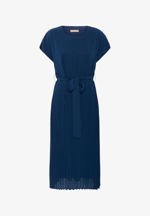 Marineblaues, plissiertes Kleid aus weichem Stoff mit rundem Halsausschnitt, kurzen Ärmeln und einem passenden gebundenen Gürtel in der Taille.
