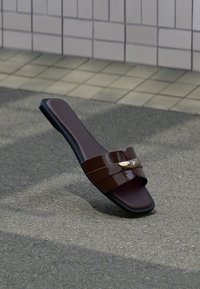 Sélectionné, dark brown