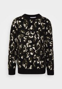 Pull en tricot avec un imprimé léopard multicolore en vert foncé et crème, col rond et poignets noirs. Coupe décontractée, texture douce.