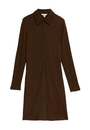 Brązowa sukienka koszulowa z długim rękawem, o fakturowanym wzorze, zapinana na guziki z przodu, z dużym kołnierzem. Materiał to lekka tkanina.