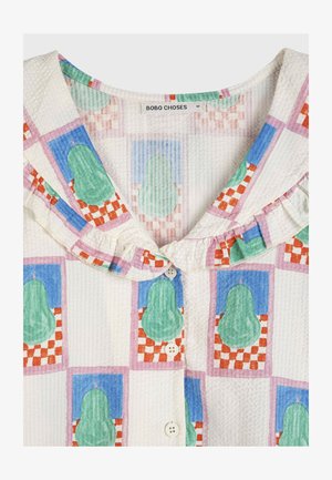 Blouse en tissu blanc texturé avec des imprimés de poires vert pastel à l'intérieur de carrés à carreaux roses et bleus, col à volants, et boutons blancs sur le devant.