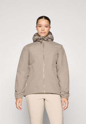 Beige waterdichte jas met een fitted capuchon, een rits aan de voorkant en elastische manchetten. Heeft een subtiel logo op de borst en een gladde textuur.