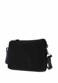 Borsa a tracolla rettangolare nera con chiusura a cerniera, tracolla regolabile e logo discreto del marchio "Mandarina Duck" sul lato anteriore.